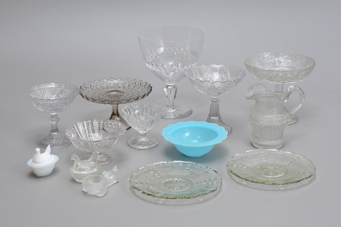 PRESSED GLASS, 14 pieces, 20th century.