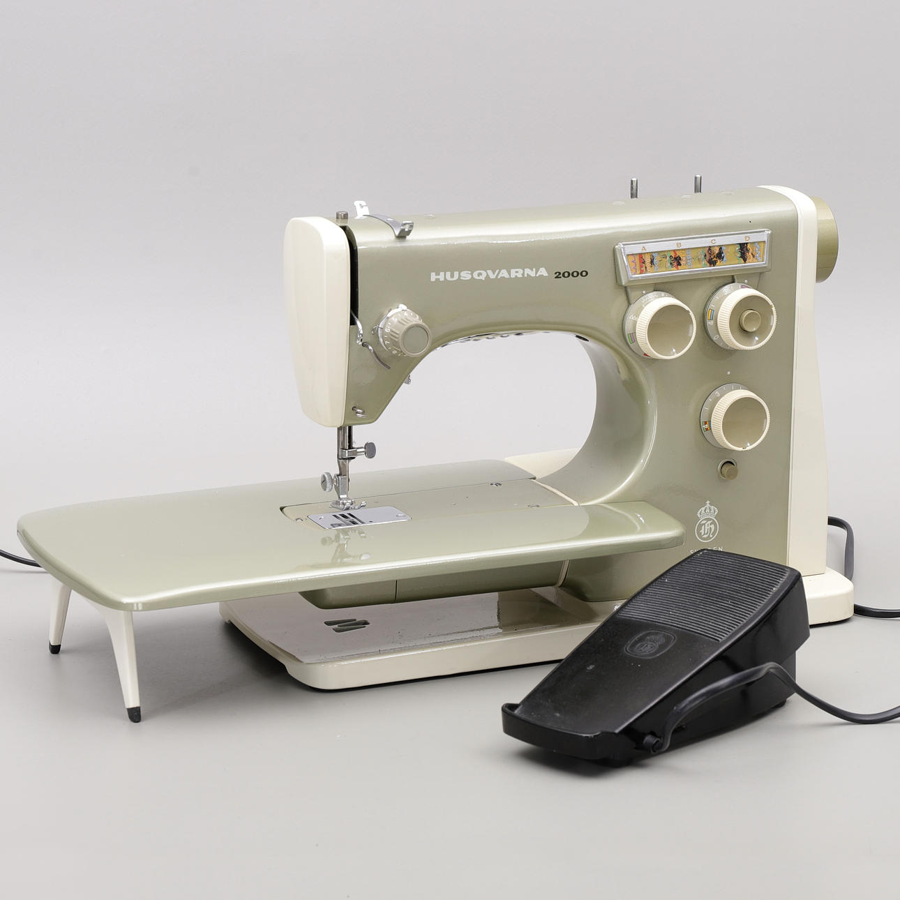 SEWING MACHINE, Husqvarna 2000.