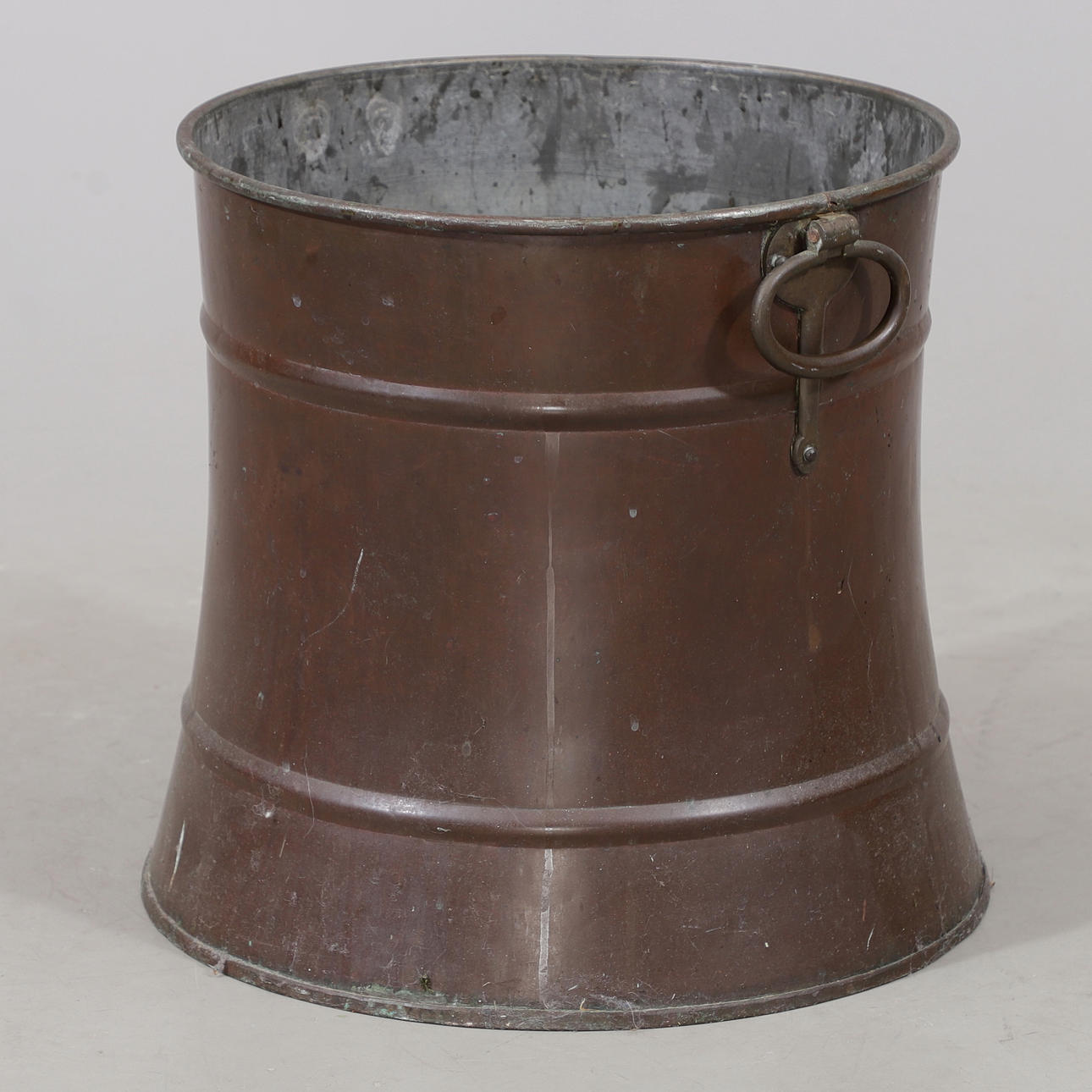 COPPER TUB, 20th century.