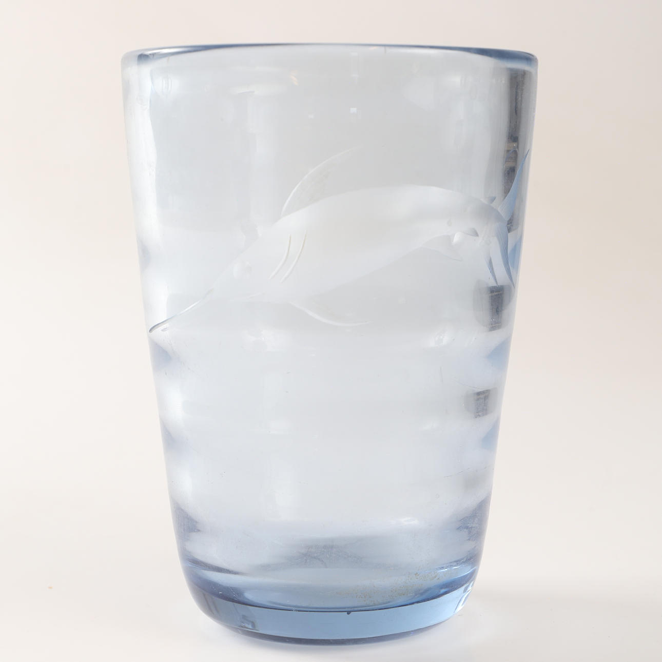 VAS, blått tonat glas med etsad dekor av svärdfisk.