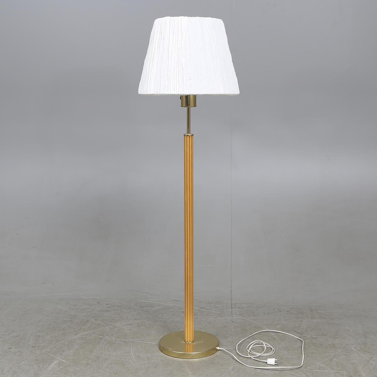 GOLVLAMPA, trä och mässing, Hans Agne Jakobsson, Markaryd.