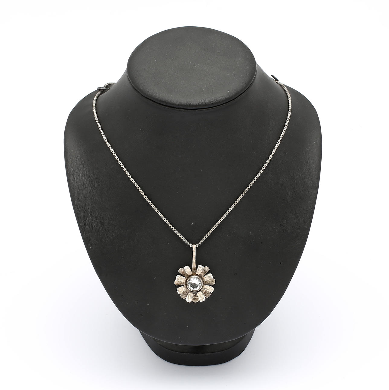 HALSBAND med HÄNGE, silver.