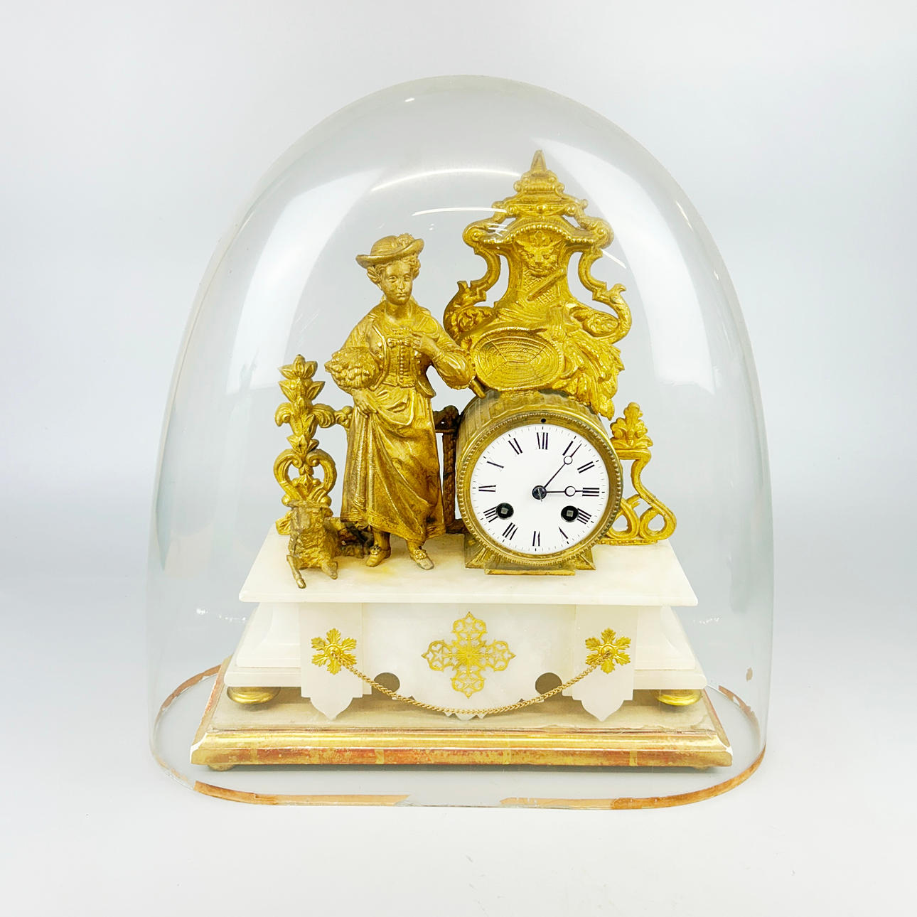 ORMOLU MOUNTED MANTLE CLOCK.