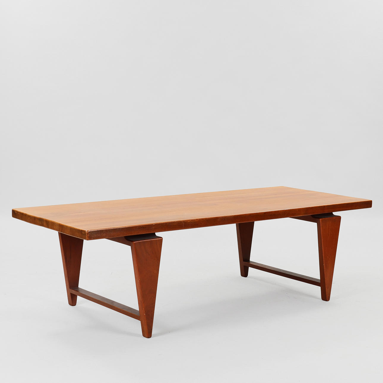 ILLUM WIKKELSØ. Mikael Laursen. Soffbord i massiv teak, modell ML115, 1960-tal