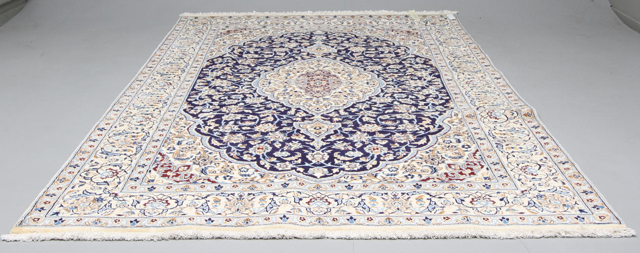 MATTA, Orientalisk, Nain med silkesinslag, ca 290 x 200 cm.