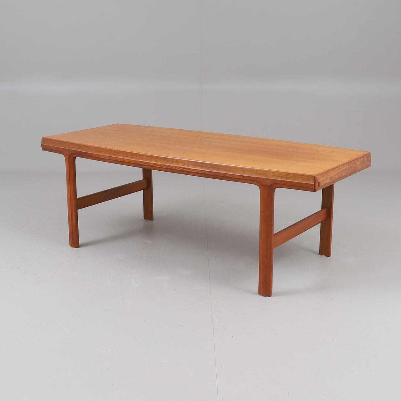 JOHANNES ANDERSEN. Coffee table, teak, 1960s.