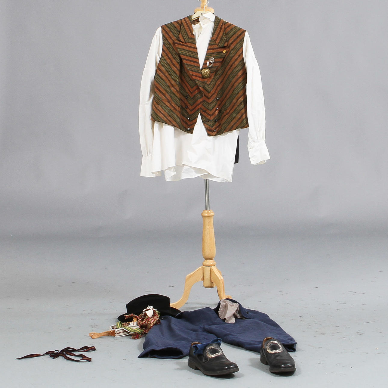 FOLKDRÄKT, troligen Bohuslän.