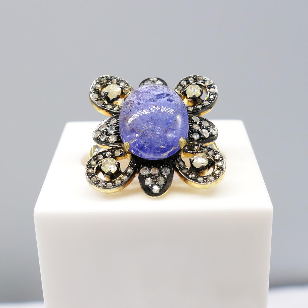 TANZANITE & DIAMOND dress ring.