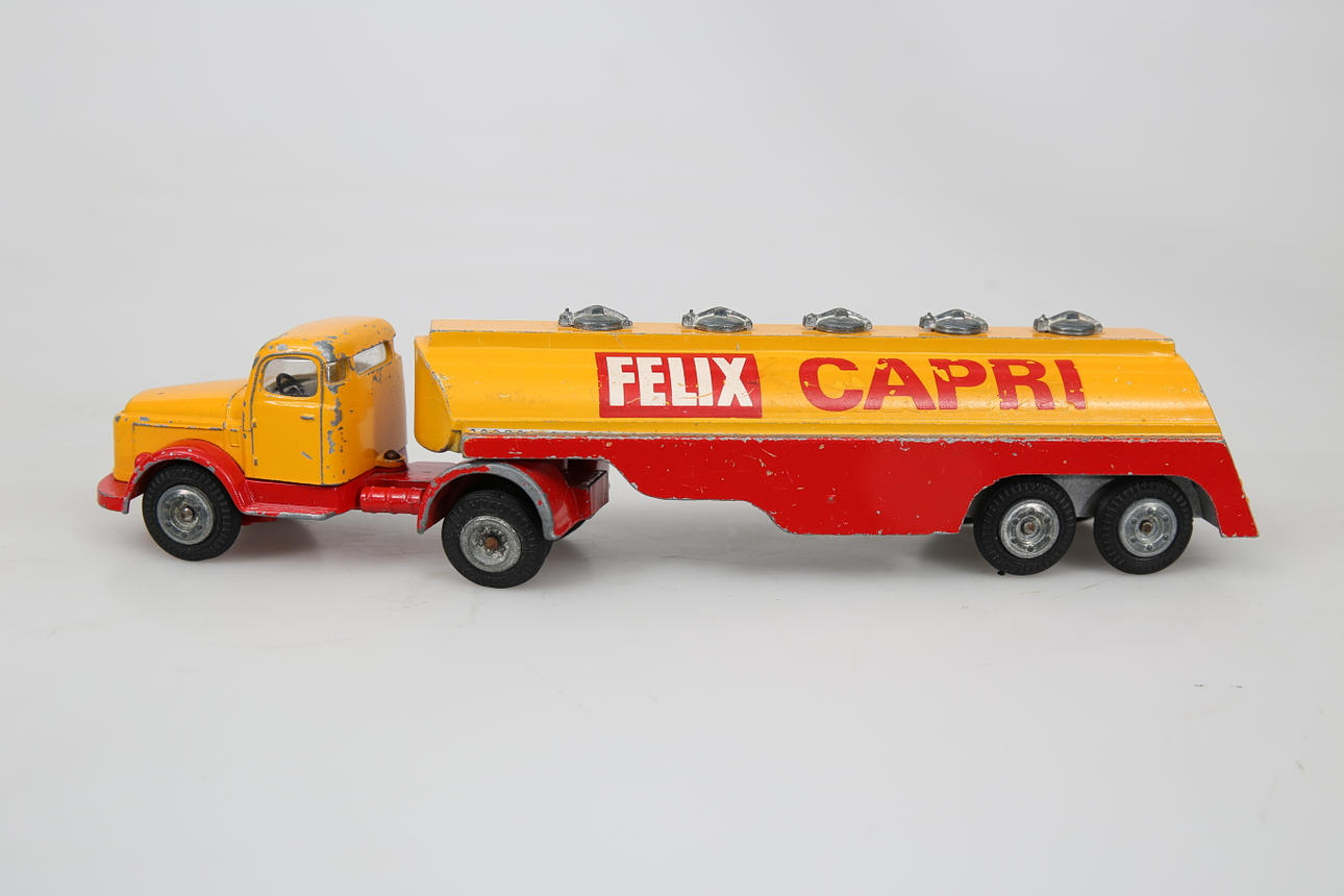 MODELLBIL, tankbil Capri, Tecno, Danmark.