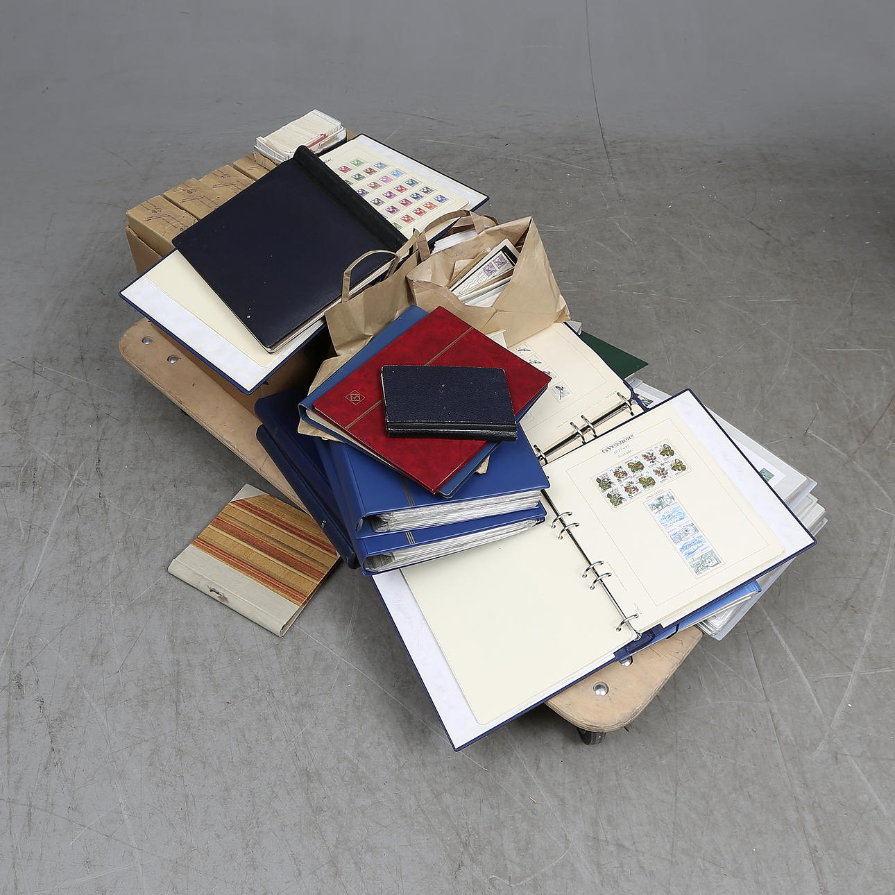 FRIMÄRKEN och FÖRSTADAGSBREV, mestadels Sverige.