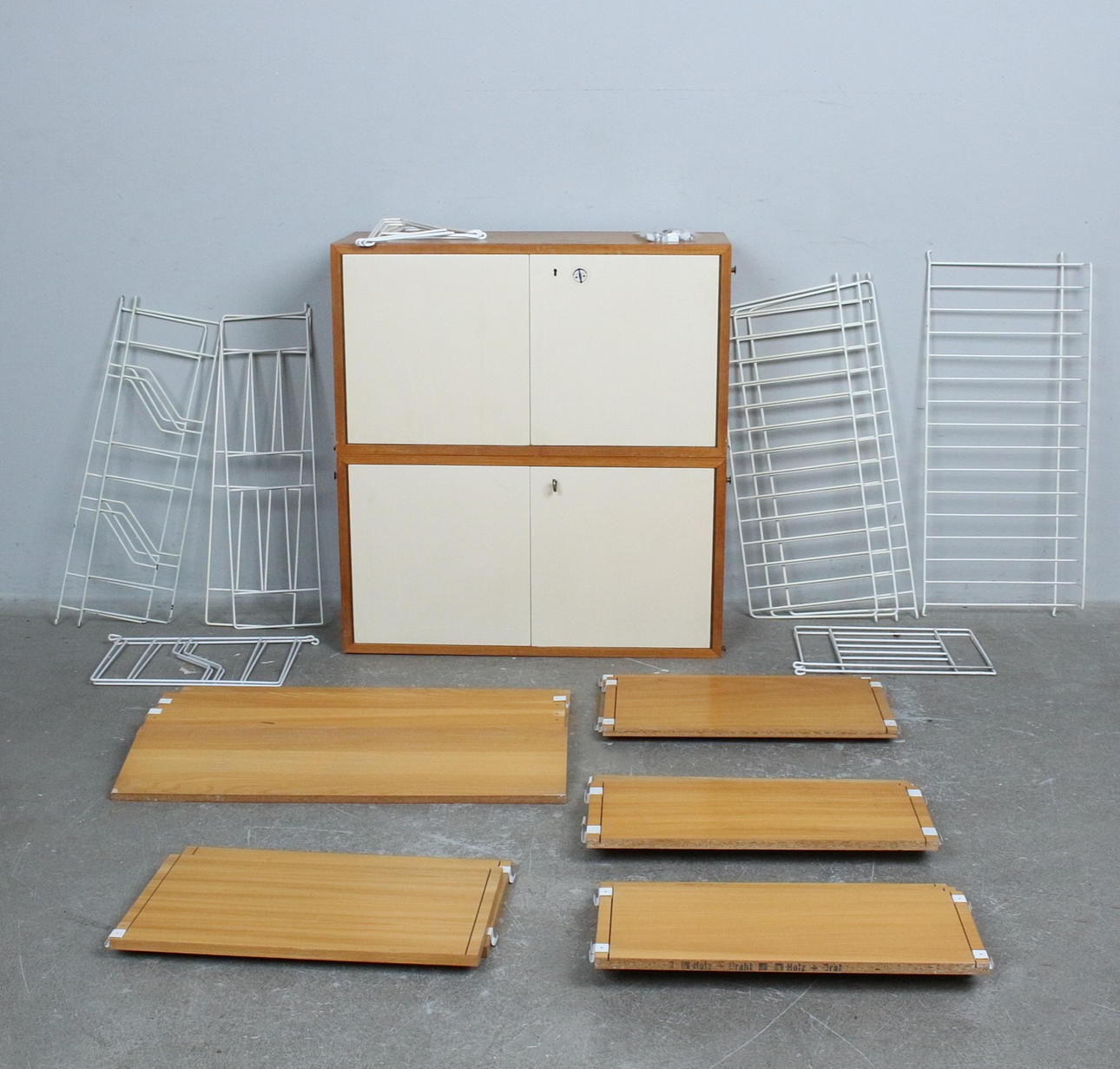 NILS UND KAJSA STRINNING. Modulärt hyllsystem "String", 1960-tal.