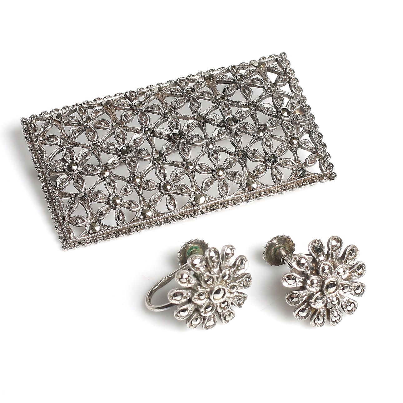 ÖRHÄNGEN och BROSCH, 3 delar, silver och markasiter, 1900-talets första hälft. Vikt 12 gram.