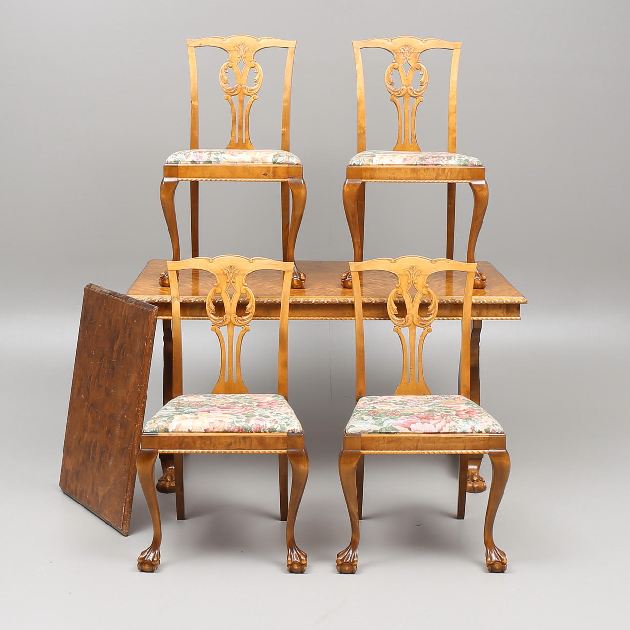 MATSALSMÖBEL, 5 delar, Chippendalestil, 1900-talets första hälft.