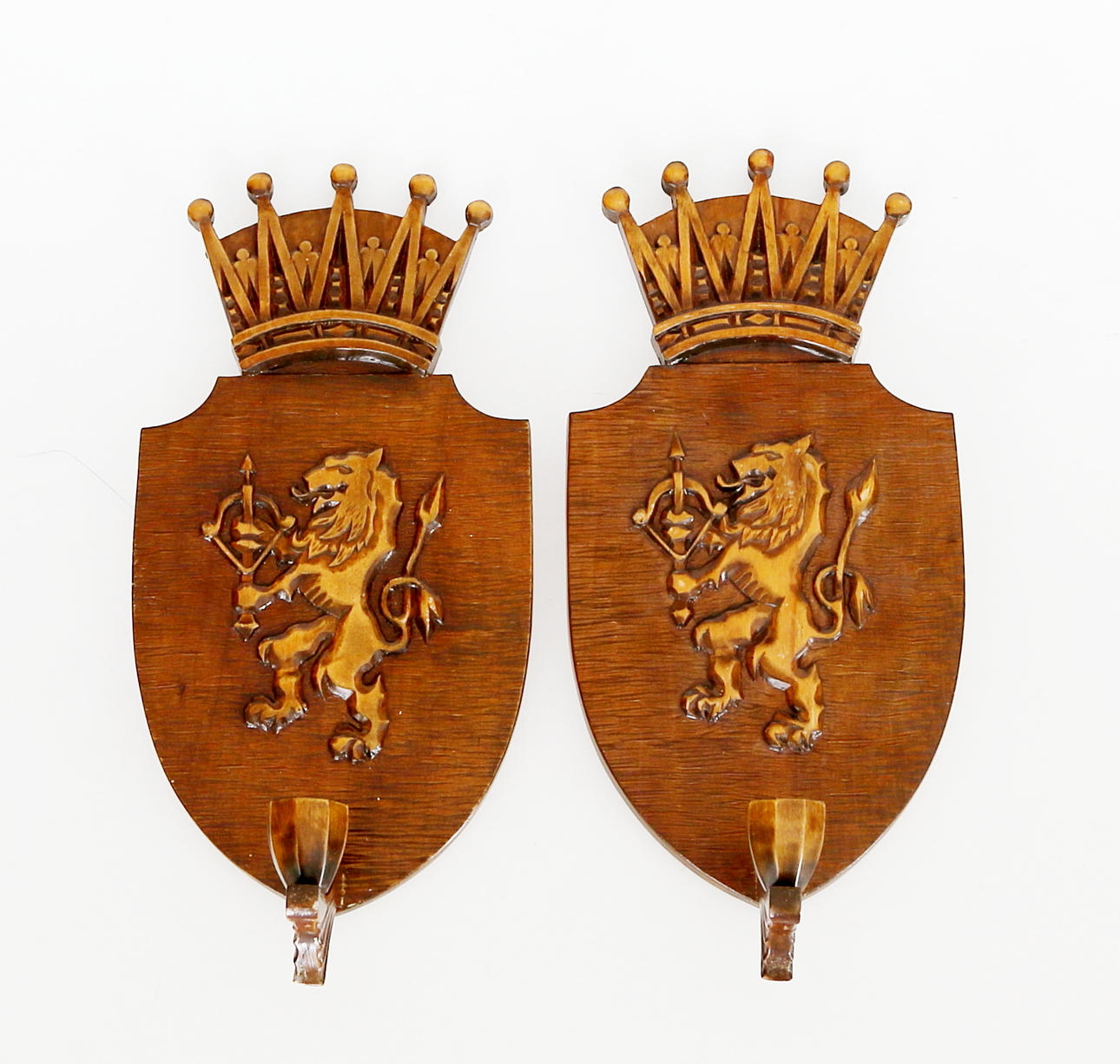 VÄGGLAMPETTER, trä, Smålands vapen, 1945.