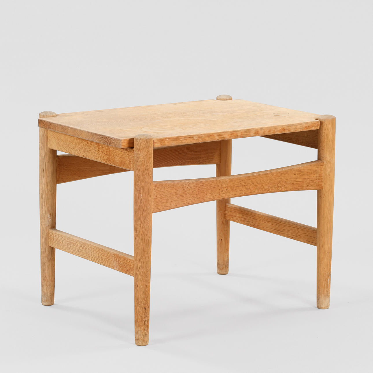 HANS J WEGNER. Side table / lamp table in solid oak, movable tabletop. Getama.