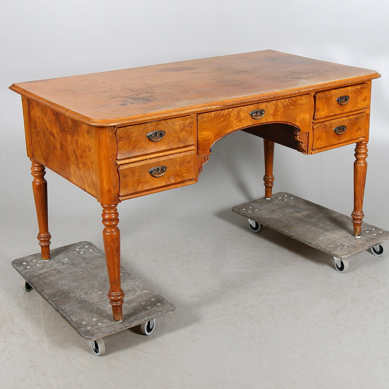 SKRIVBORD, valnöt, 5 lådor. 1800/1900-tal.