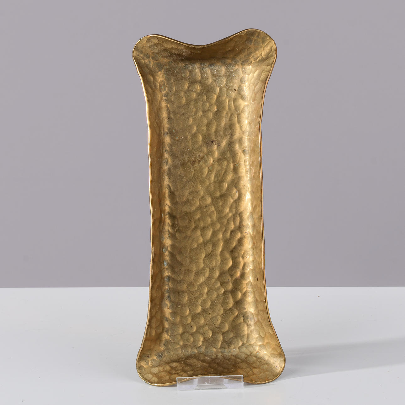 Oblong pen tray in hammered brass.
