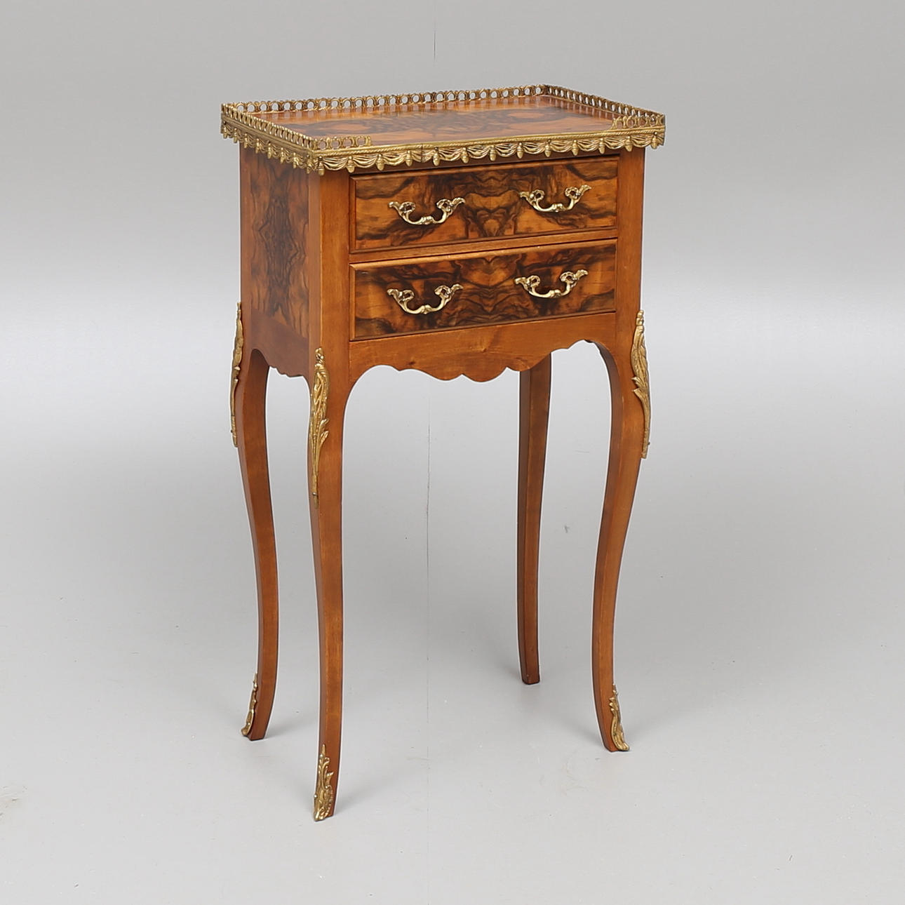 BYRÅ, 2-lådig, med mässingsdetaljer, 1900-tal.