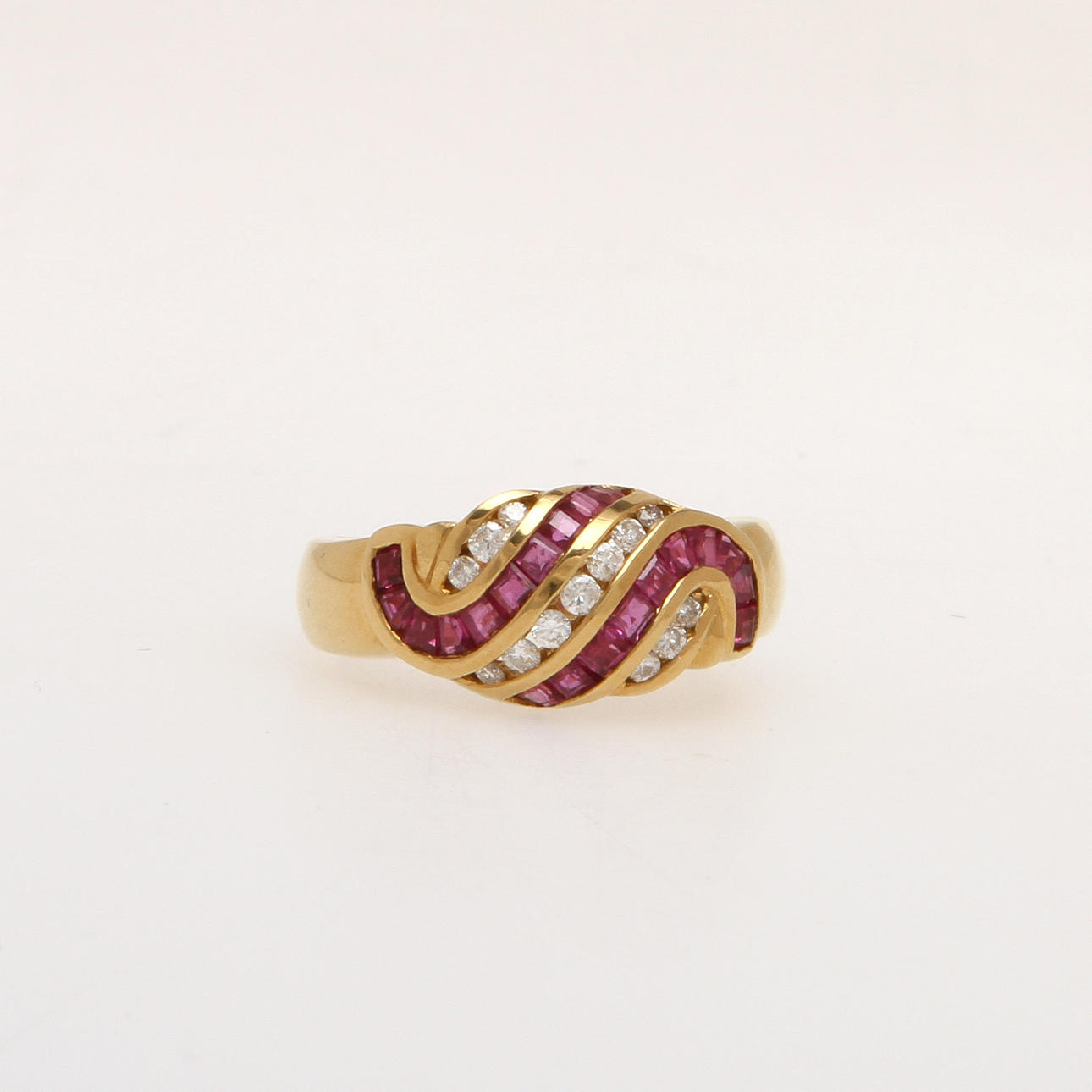 RING, 18k guld med diamanter 0,21 ct, rubiner 0,83 ct, vikt 6 gram.