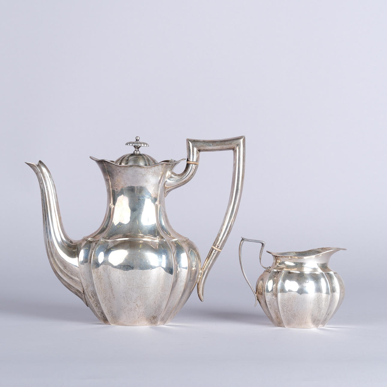 SERVISDELAR, gräddkanna och kaffekanna, silver, ABR, 1915.