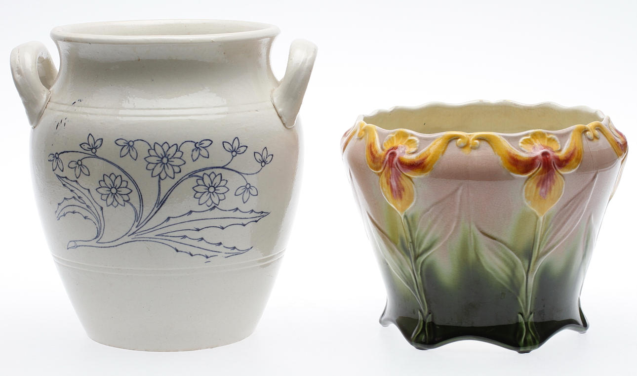 KERAMIKFÖREMÅL, 2 delar, Rörstrand och Gustafsberg, omkring 1900.