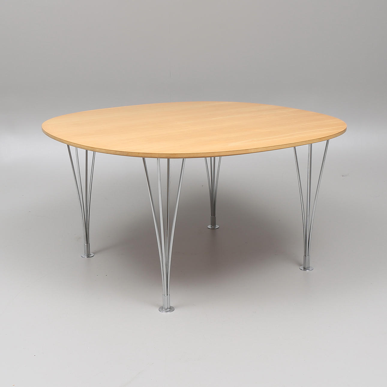 BRUNO MATHSSON & PIET HEIN, Bord, "Supercirkel", Mathsson International AB, Värnamo, Fritz Hansen.