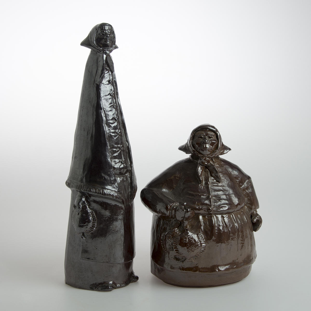 SKULPTURER, 2 stycken gummor, keramik, Erik Engqvist.