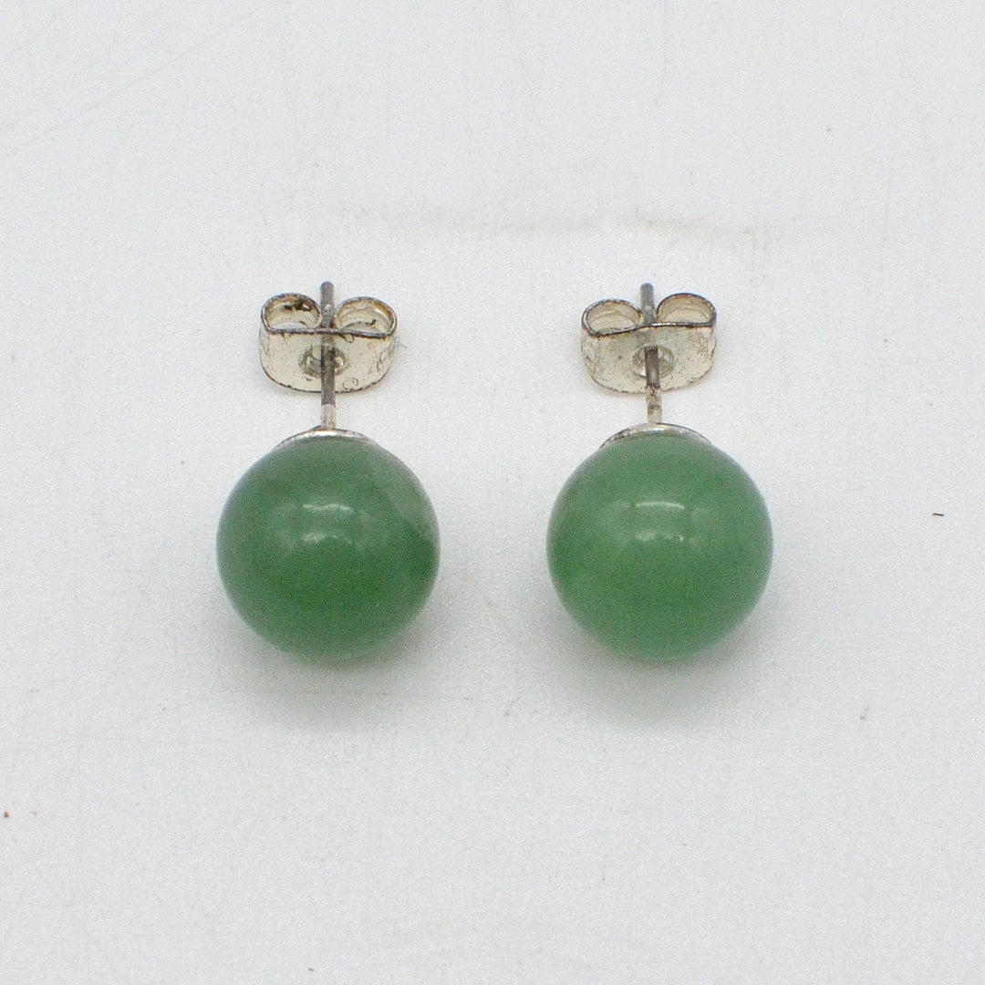 JADE BEAD EARRINGS, POLISHED SURFACE, SILVER-PLATED SETTING, VINTAGE, DIAMETER APPROX. 10 MM.