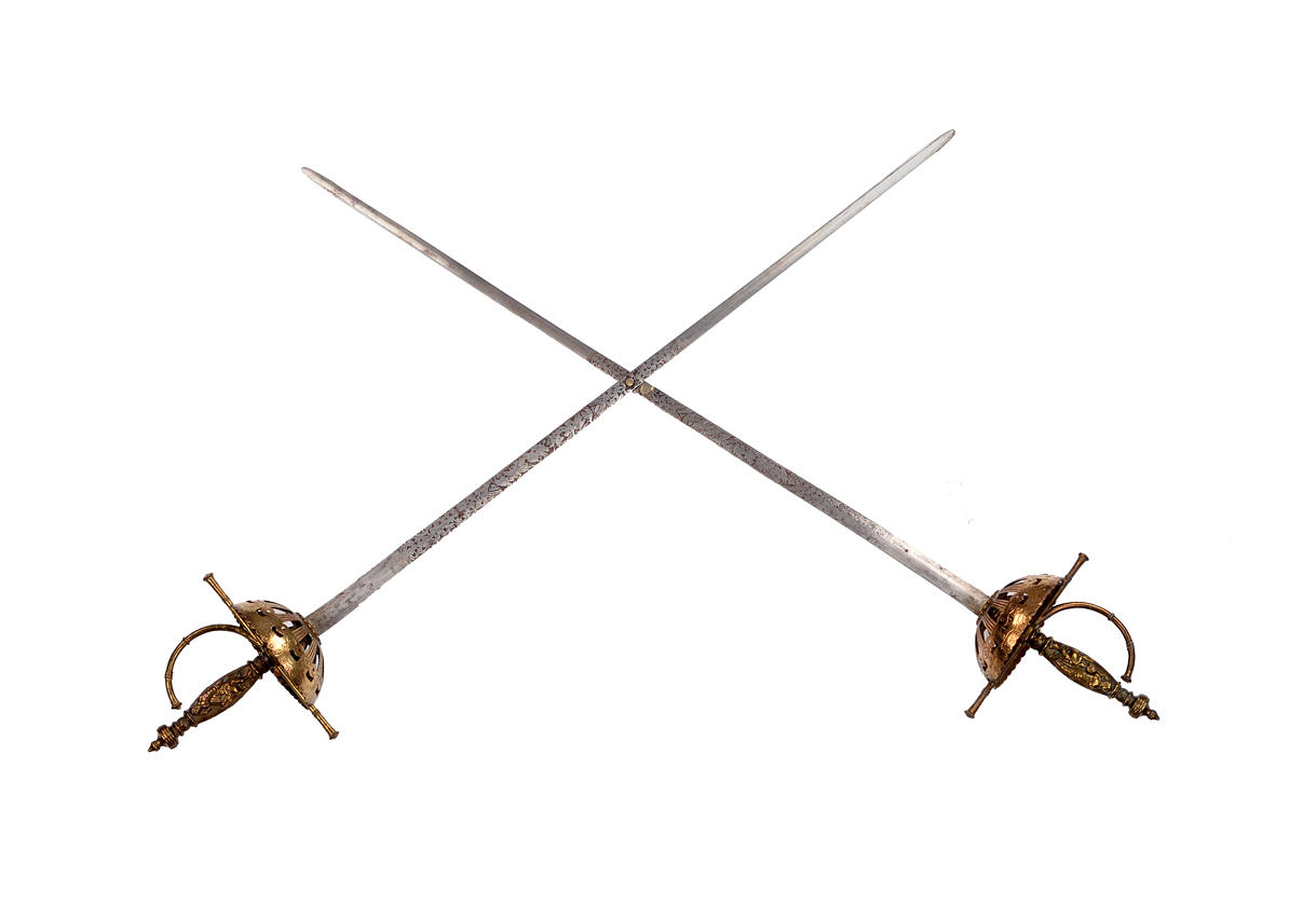 2 PRYDNADS SVÄRD. Antiqued par handtag, Saracen motiv blad.