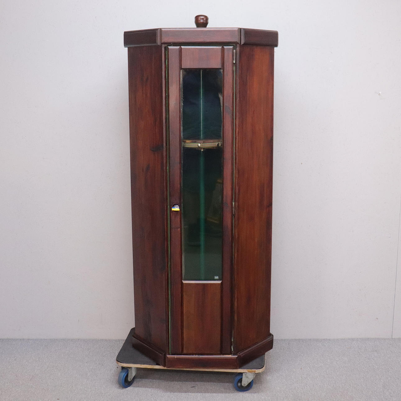 GUN SAFE, for 10 rifles, rotating with lighting.
