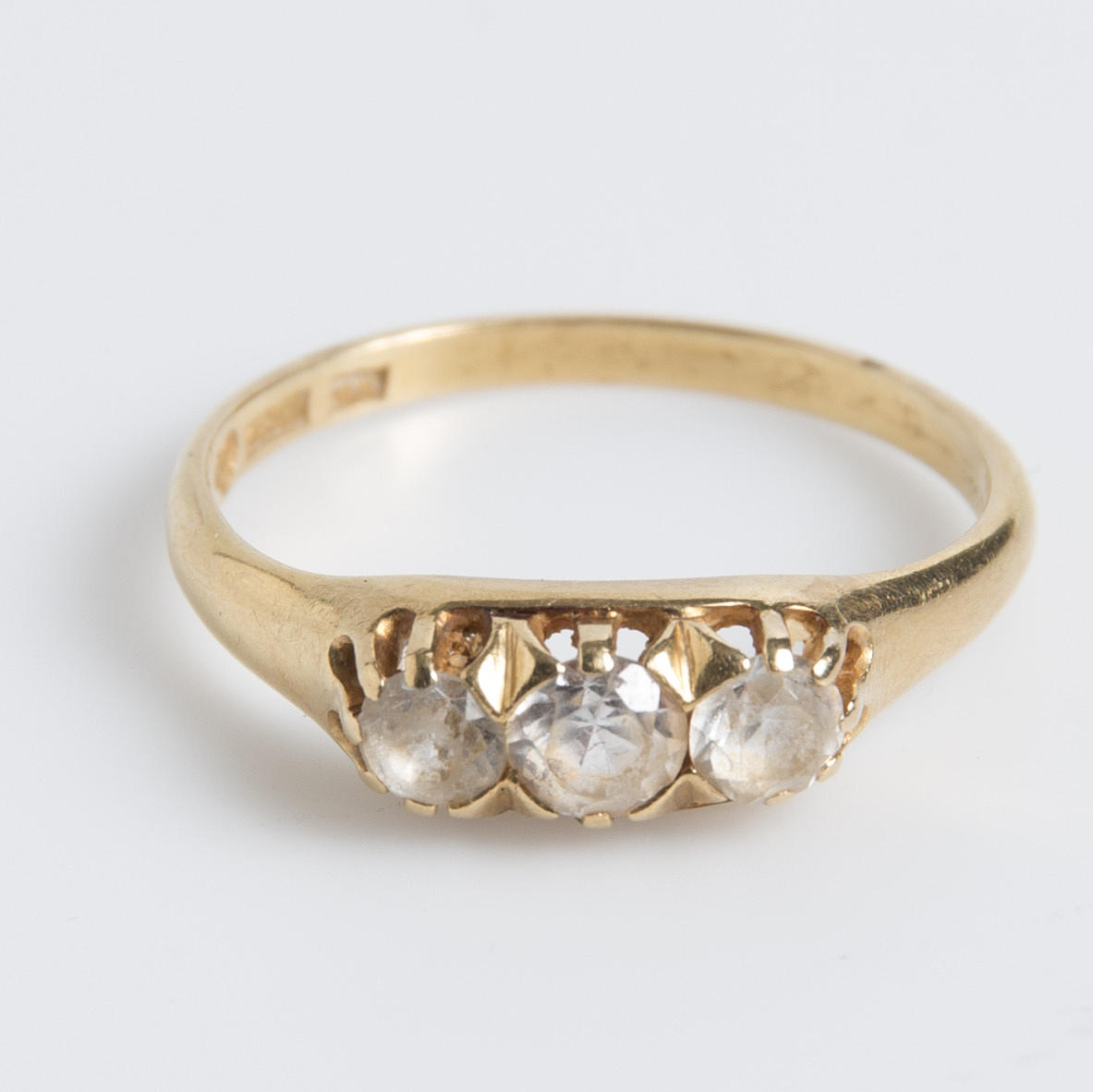 RING, 18 K guld med vita stenar.