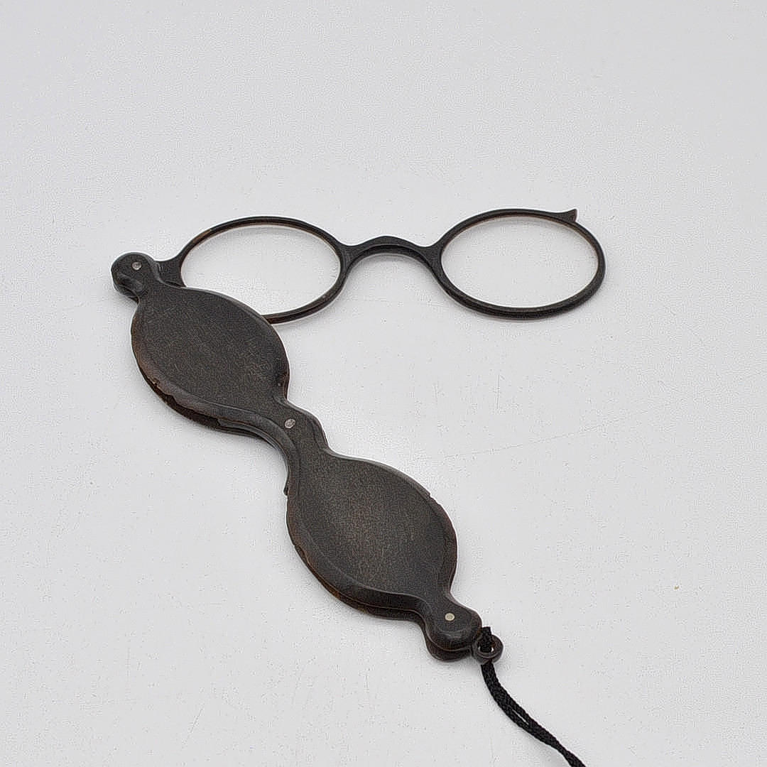 LORGNETTE, TORTOISESHELL HANDLE, APPROX. 12.5 CM, EARLY 19TH CENTURY.