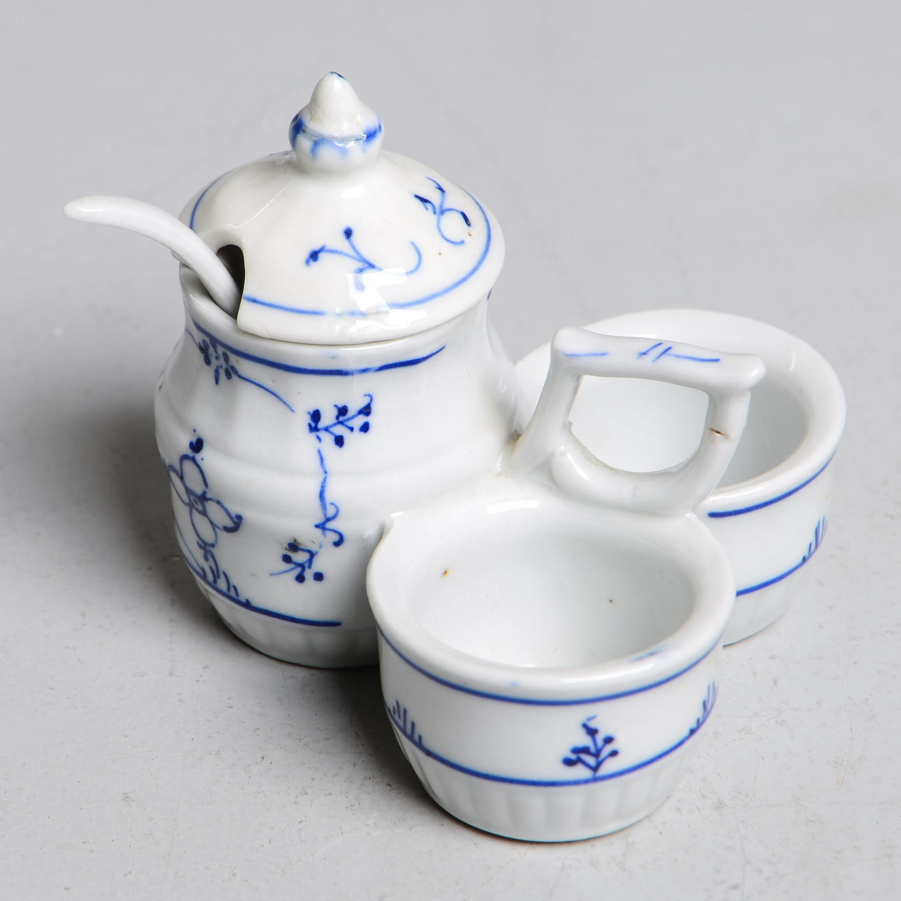 ONION PATTERN CONDIMENT SET, salt cellar, pepper shaker & mustard pot, 19th/20th century.