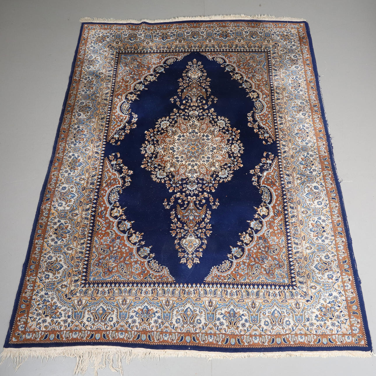 CARPET. Oriental, approx. 177 x 240 cm.
