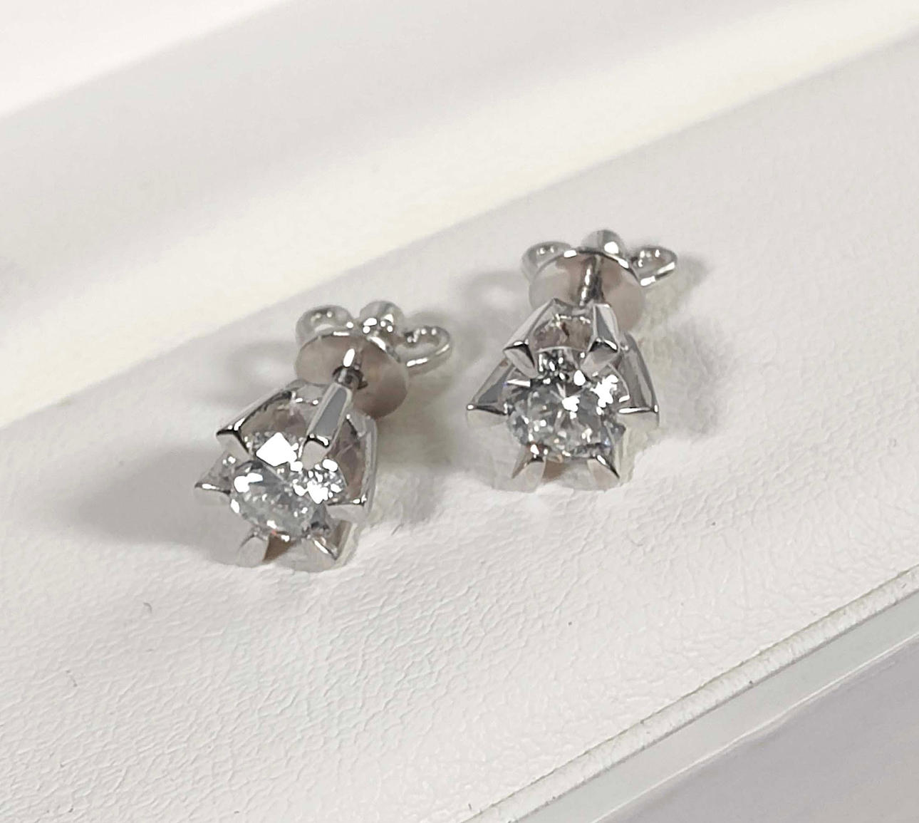 STUD EARRINGS 585 WHITE GOLD.