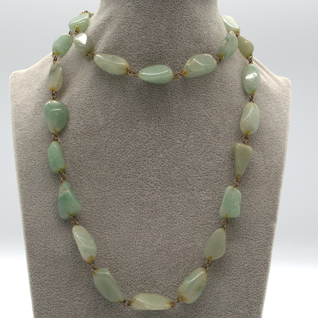 JADE NUGGET NECKLACE, IRREGULARLY SHAPED BEADS, POLISHED SURFACE, OPERA LENGTH NECKLACE, 20TH CENTURY, APPROX. 82 CM.