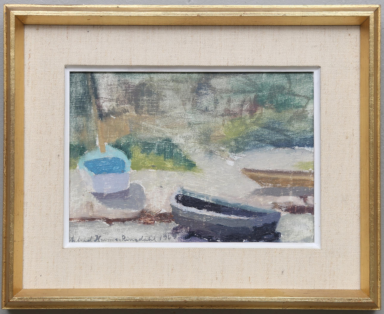 ASTRID HARMS-RINGDAHL. "Båtar på stranden". Olja på pannå, signerad och daterad 1965.