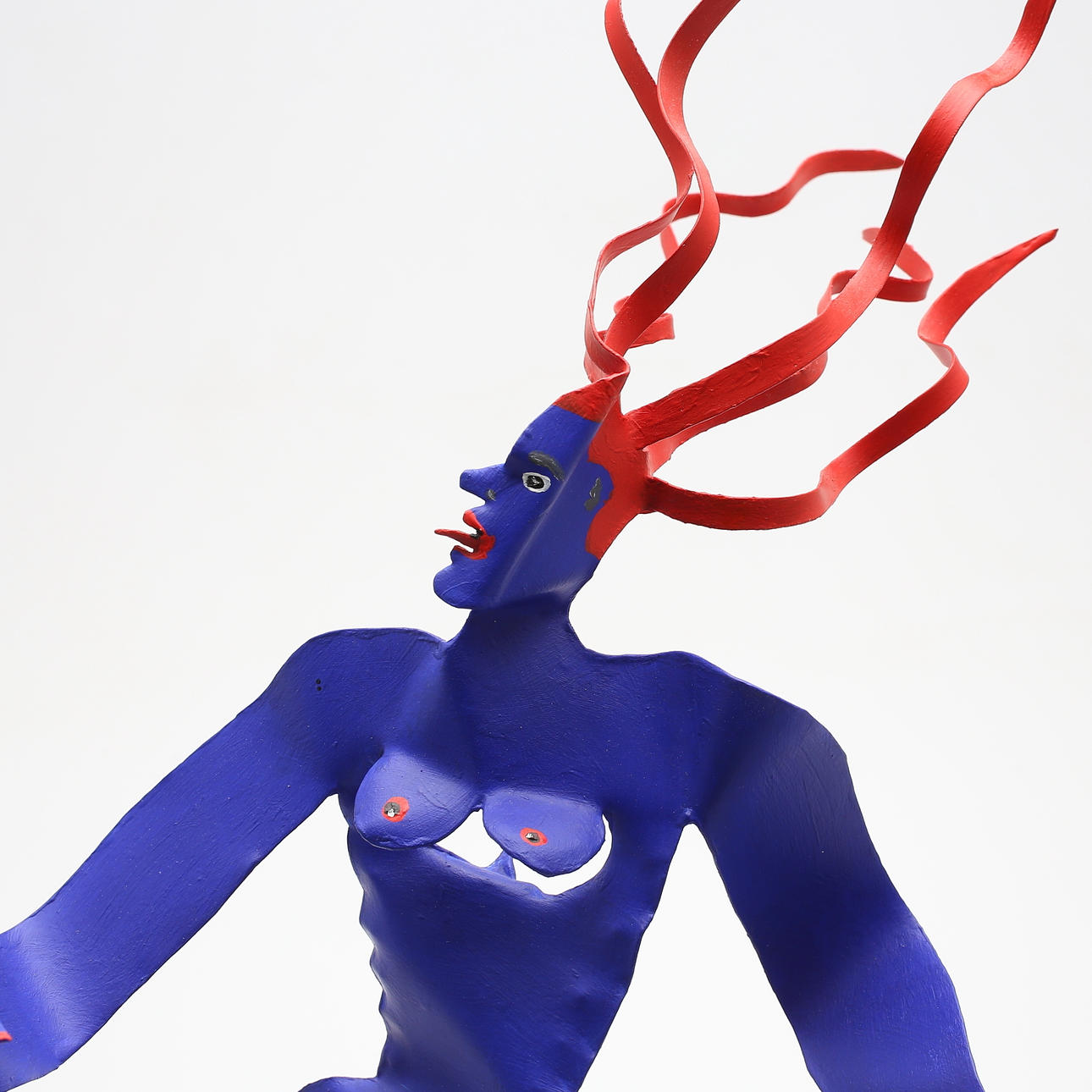 TIMO SOLIN. Skulptur, " Blå kvinna III", stående kvinna med rött hår, bemålad plåt på plexiglassockel. Signerad och daterad -11.