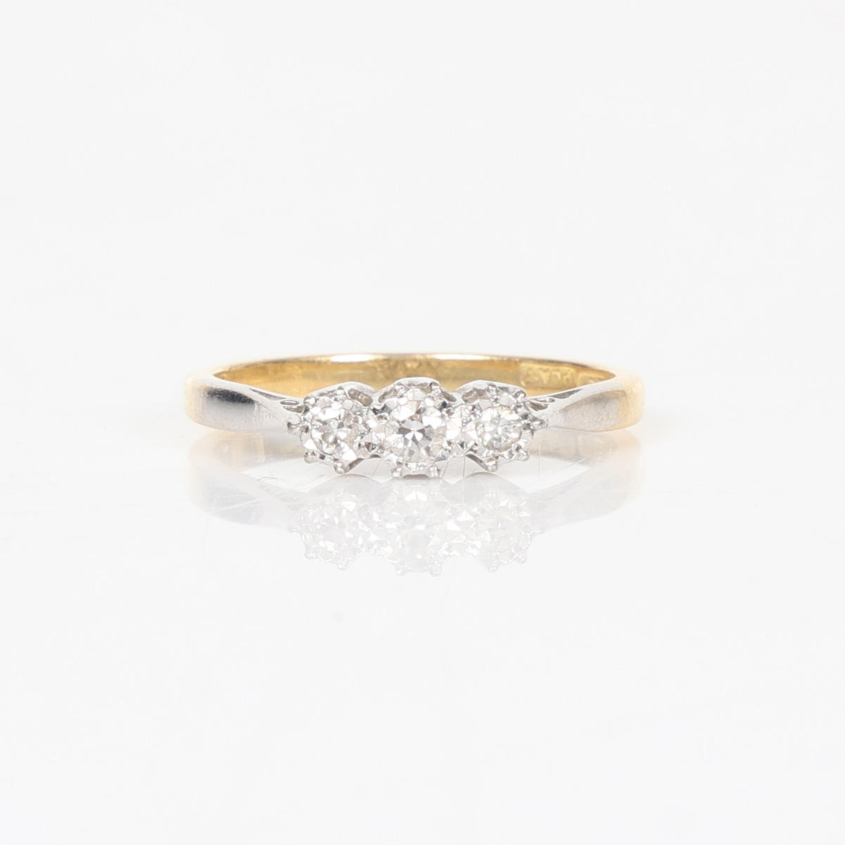 AN 18 CARAT GOLD & DIAMOND TRILOGY RING.