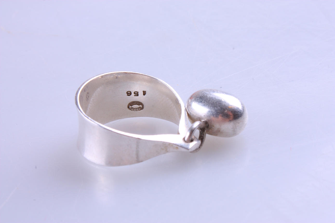VIVIANNA TORUN BÜLOW-HÜBE. RING, silver med äggformat hänge, Georg Jensen 156.