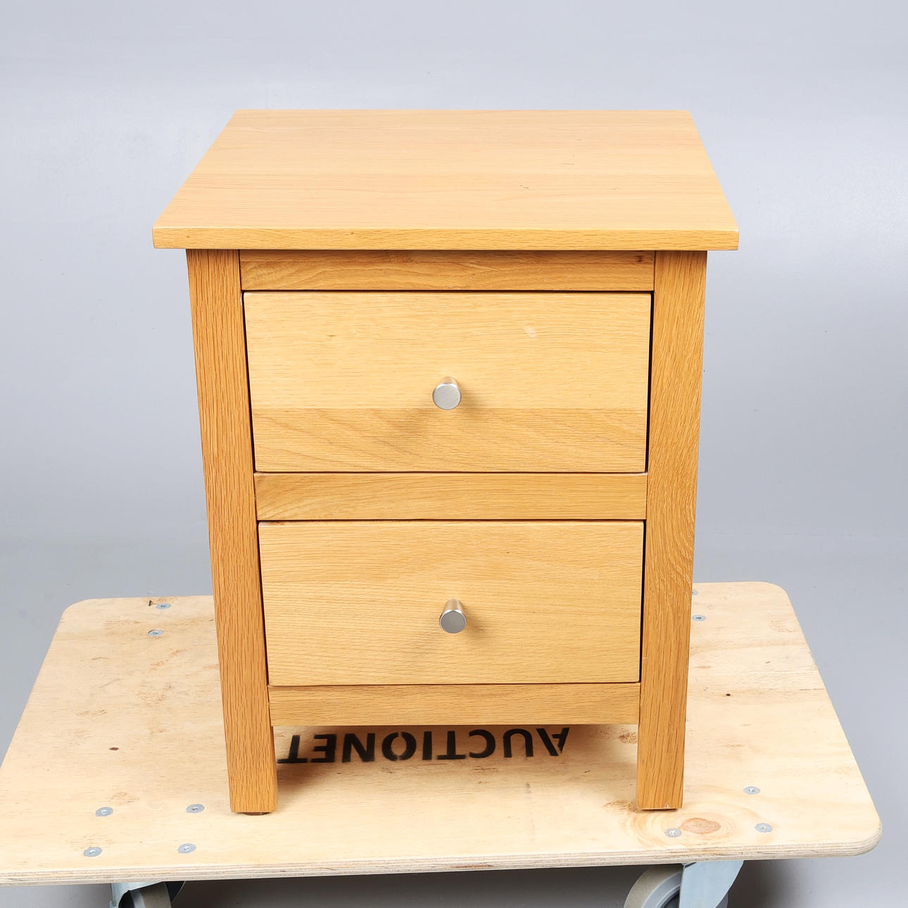 CONTEMPORARY OAK BEDSIDE TABLE.