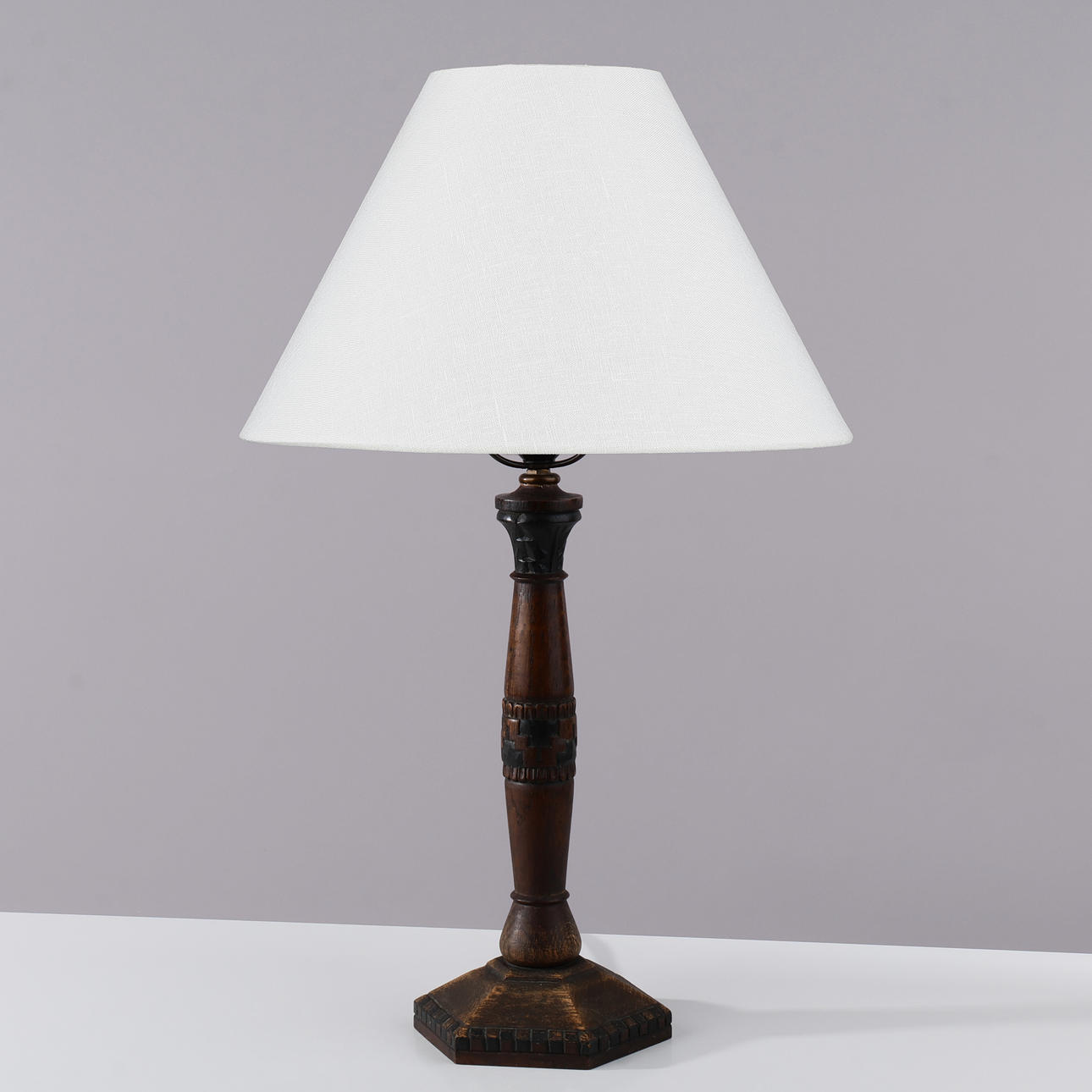 Table lamp in wood with carvings, signed and dated 1928.