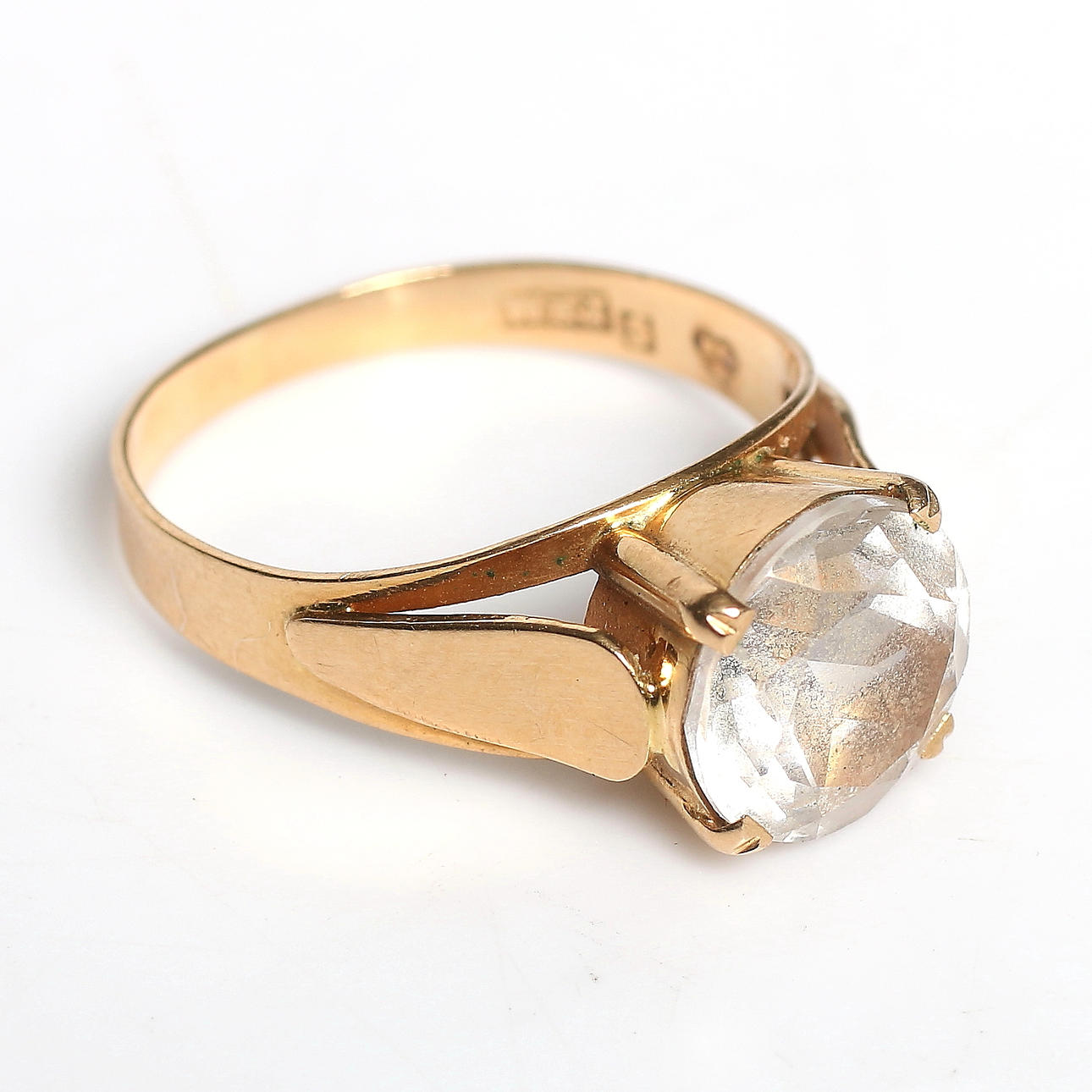 RING, 18k guld med bergkristall, Waldemar Jonsson Ateljé, Skara, 1966. Total vikt 4 gram.