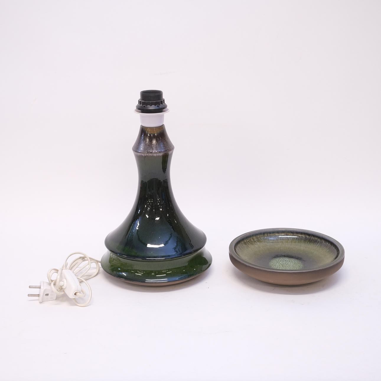 ALINGSÅS KERAMIK, TABLE LAMP AND DISH.