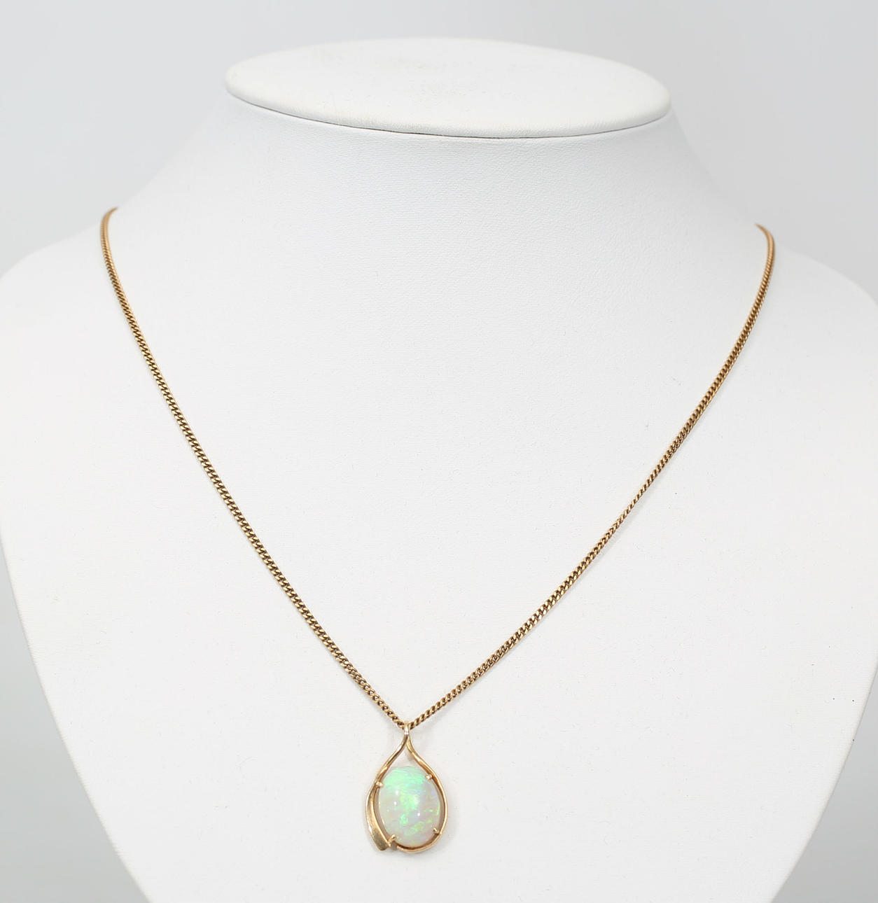 HALSBAND MED HÄNGE, 18 och 14 K, opal, total vikt 8,7 gram.