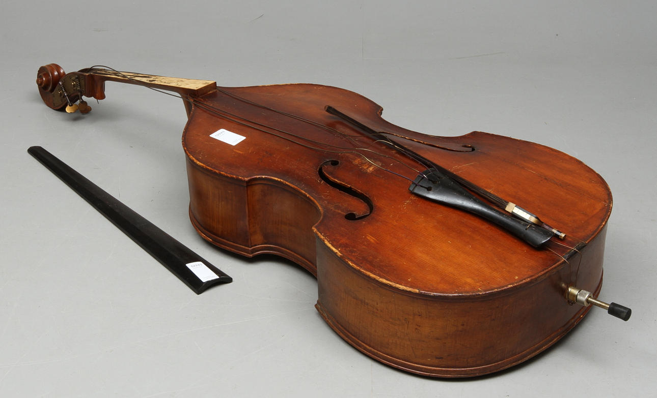 KONTRABAS, med stråke.