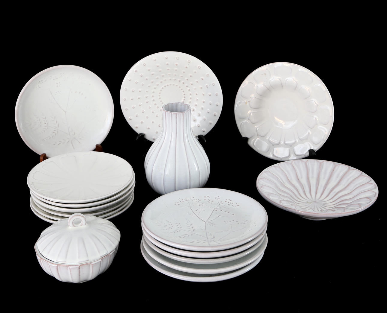 VAS, LOCKSKÅL samt TALLRIKAR, 17 delar, keramik, bland annat Vicke Lindstrand, Upsala Ekeby, 1900-tal.