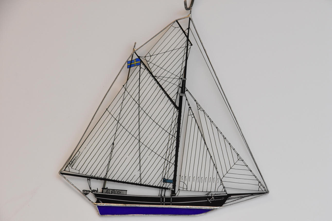 JONAS HALLNER. Jonstorp," Sofia Linnea " siluett, blyglas, signerad.