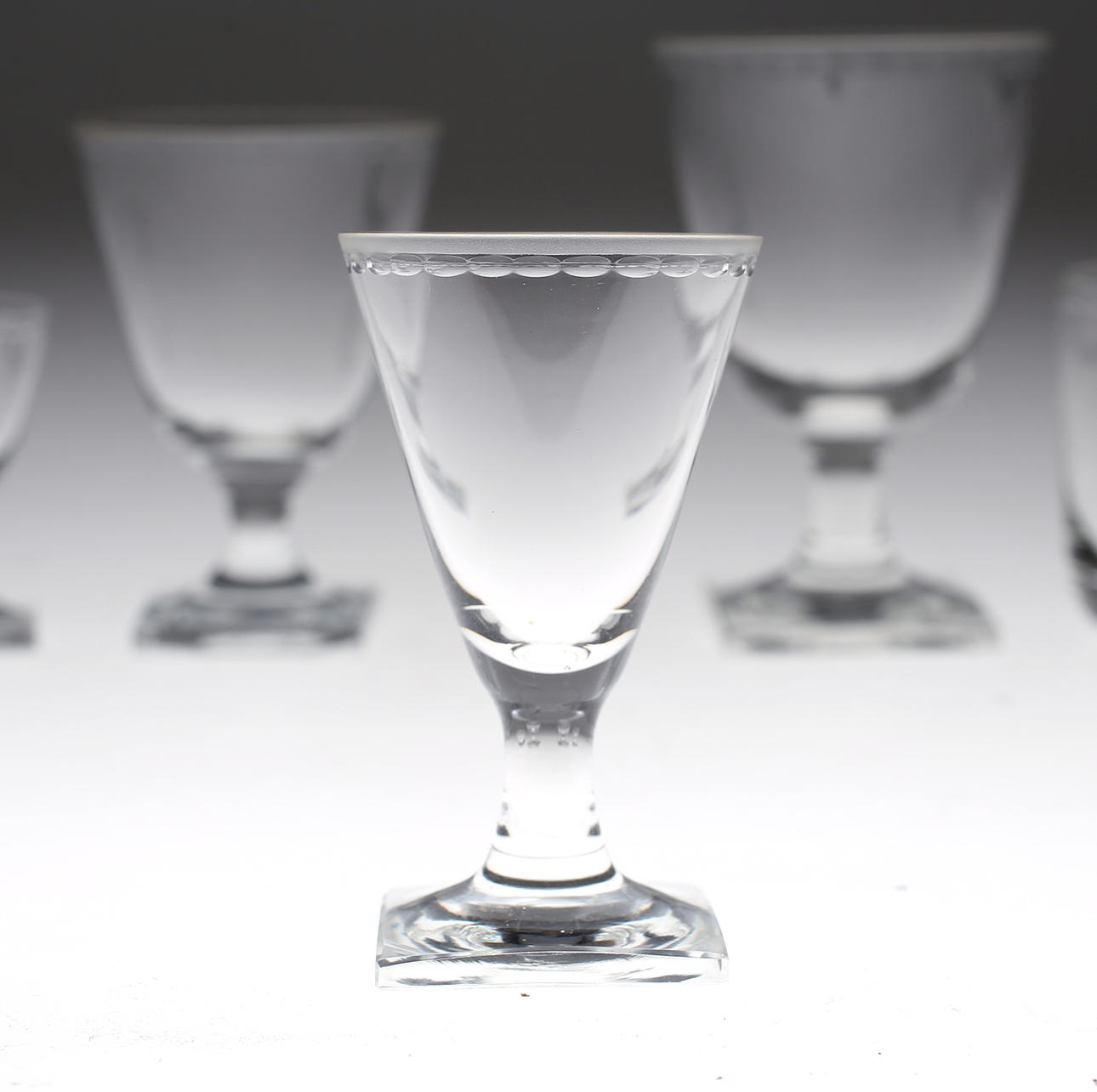 ELIS BERGH. Glasservisdelar, 42 st, 'Ekeberga bård', Kosta Boda, 1900-talets första del.