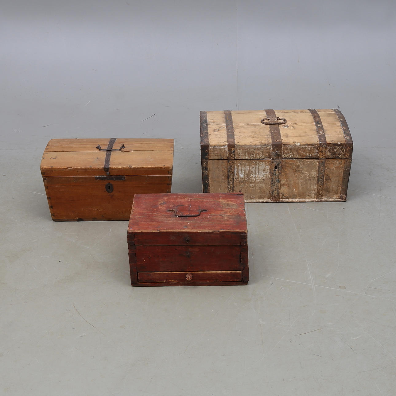 KISTOR, 2 st, SOCKERLÅDA, 1800-tal.